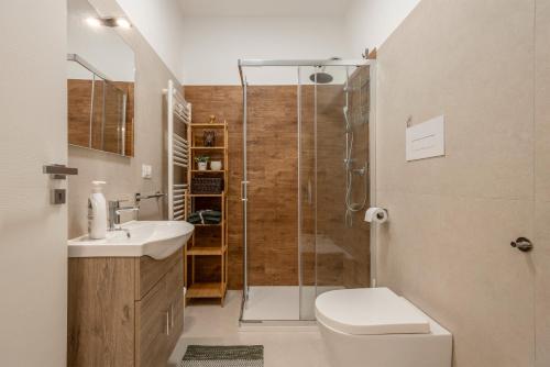 カパーチにあるLovi Roomのシャワー、トイレ、洗面台を備えたバスルーム