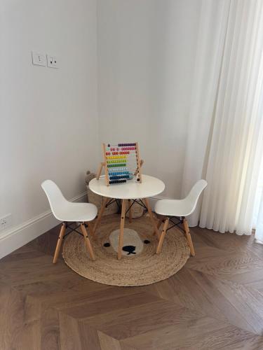 レッジョ・ディ・カラブリアにあるMareviglioso roomsのテーブル(椅子2脚、ノートパソコン付)