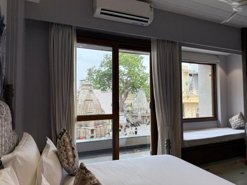 Letto o letti in una camera di The Luxury Tiger at Lake Pichola