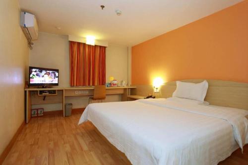 una habitación de hotel con una cama y un televisor en 7 Days Inn·Zhuzhou Railway Station Gongxiao Plaza, en Zhuzhou