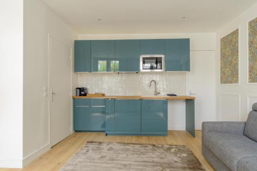 ครัวหรือมุมครัวของ Studio design - Paris 16