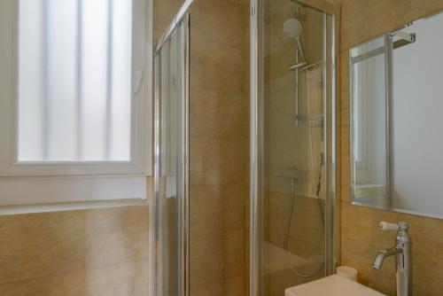 ห้องน้ำของ Studio design - Paris 16