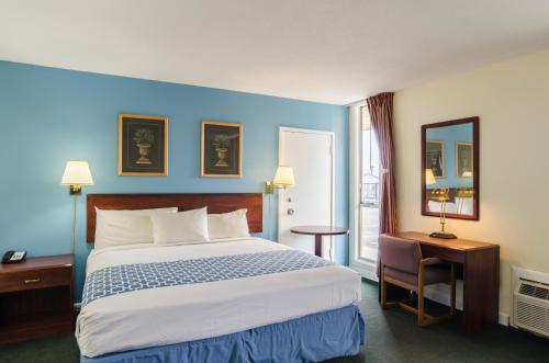 En eller flere senge i et værelse på Alamo Inn & Suites