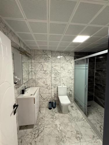 Ένα μπάνιο στο DNR SUiT OTEL