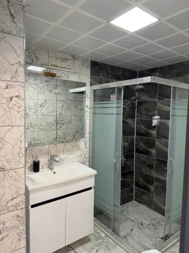 Ένα μπάνιο στο DNR SUiT OTEL