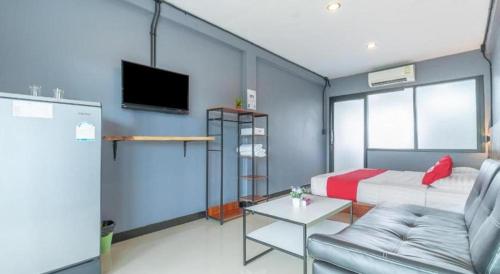a living room with a couch and a tv at OYO 75305 T Park Pak Chong in Mu Si