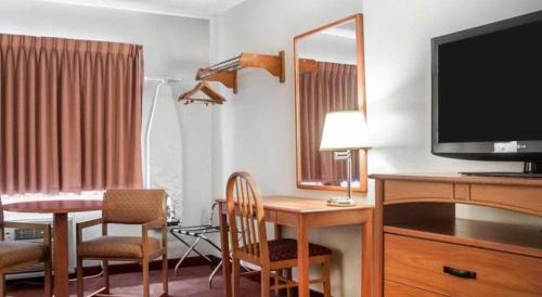 Μια τηλεόραση ή/και κέντρο ψυχαγωγίας στο Econo Lodge Ithaca Airport