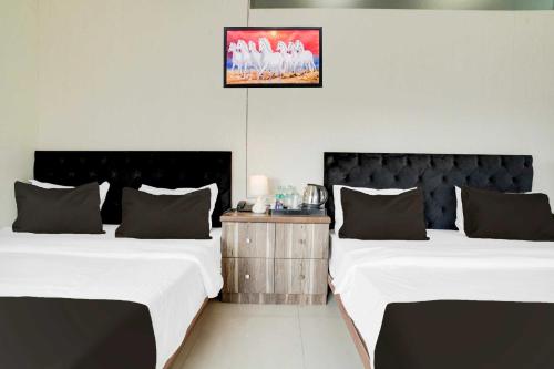 two beds in a hotel room with at Townhouse Ville Parle in Mumbai