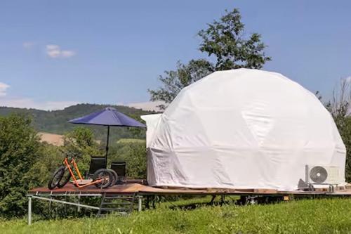 a tent on a table with a bike on it at Secluded Dome Retreat near Elena & Bikes 