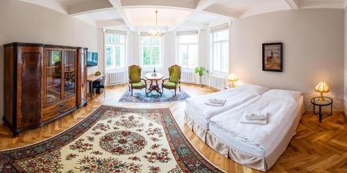 - une chambre avec un lit et une table dans l'établissement Vila Olga, à Jevany