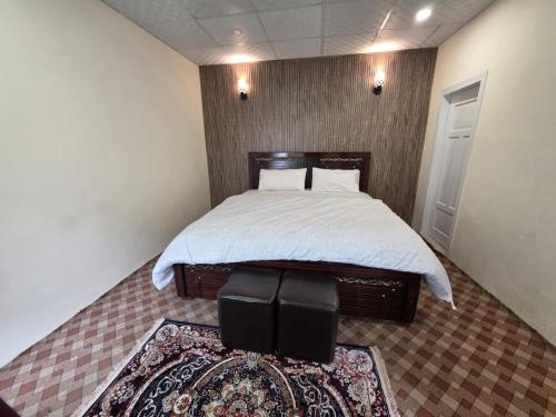 Un pat sau paturi într-o cameră la The cozy corner inn