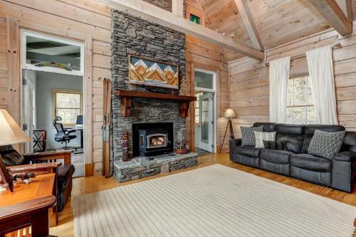 Ruang duduk di Elemental Bliss - Enjoy cookouts on the deck and peaceful valley views