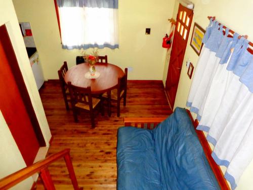 a living room with a table and a couch at Cabañas Rancho Unelen in Colón