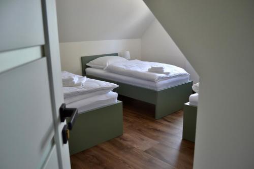 Katil atau katil-katil dalam bilik di Newly renovated house near Prague
