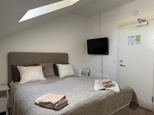 una camera da letto con un letto con due asciugamani sopra di Pizza House Bed Simrishamn a Simrishamn