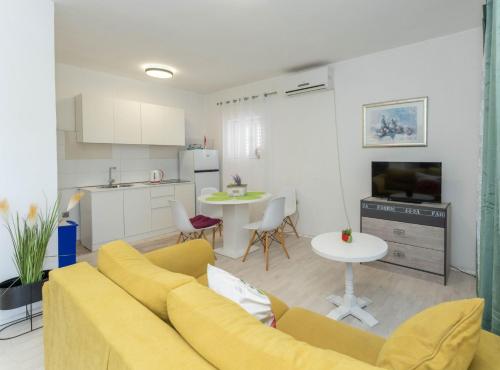 Μια τηλεόραση ή/και κέντρο ψυχαγωγίας στο Holiday Home Sanda