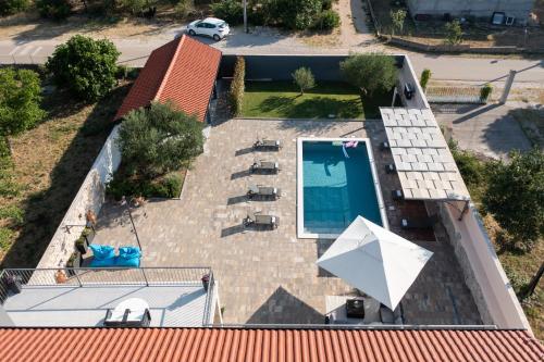 Fotografie z fotogalerie ubytování Villa Pietra- Modern rustic poolside oasis v destinaci Benkovac
