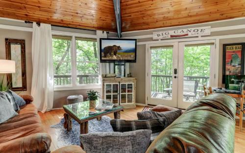 Χώρος καθιστικού στο Treetopper Hideaway - A Relaxing Chic Bungalow