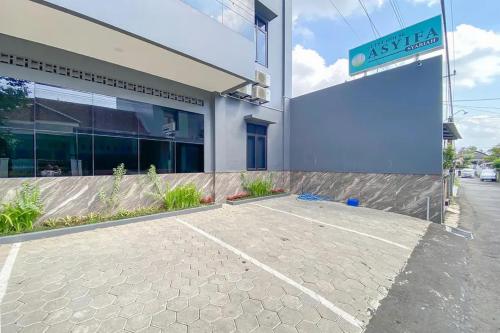 an empty parking lot in front of a building at Sans Stay Syariah Asyifa Purwokerto in Purwokerto