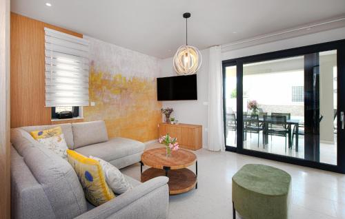 una sala de estar con un sofá y una mesa en Beautiful Home In Srima, en Srima