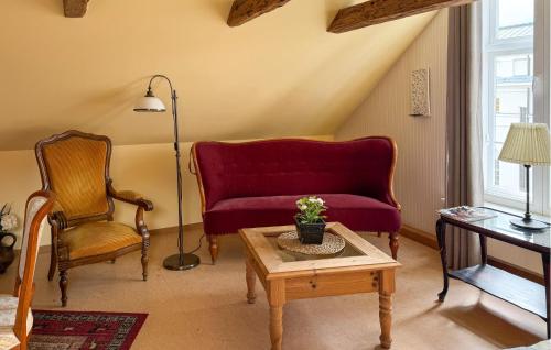 Una sala de estar con un sofá rojo y una silla. en Lovely Apartment In Wismar With Wifi, en Wismar