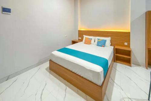 a bedroom with a bed in a room at Sans Stay Syariah Asyifa Purwokerto in Purwokerto