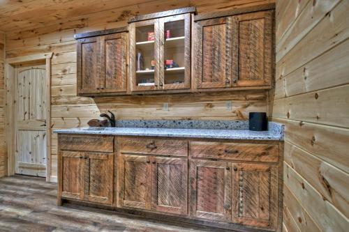 Fotografie z fotogalerie ubytování Rohring Retreat - Bask in comfort on the deck and play games in the game room v destinaci Mineral Bluff