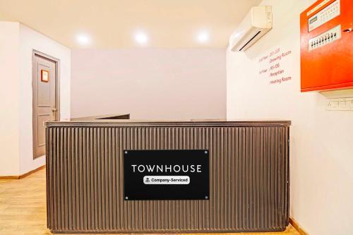 ラクナウにあるCollection O Mukut Bazarのテレビが備わる客室です。