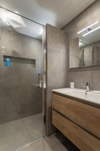 une salle de bain avec un lavabo et une douche dans l'établissement Le Moulin paradis entre Genève&Annecy, à Viry