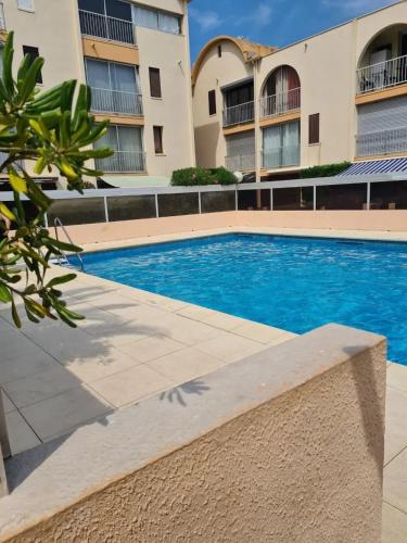 une piscine devant un immeuble dans l'établissement Appartement cosy à Gruissan, piscine partagée, 25 m², à Gruissan