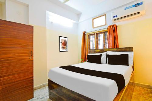a bedroom with a large bed in a room at Super Collection O Suncity in Hyderabad