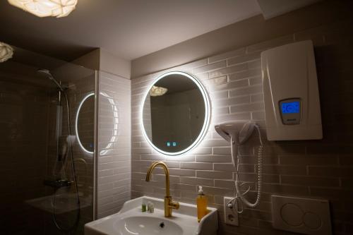 Un baño de Pebbles Suiten by RiNG
