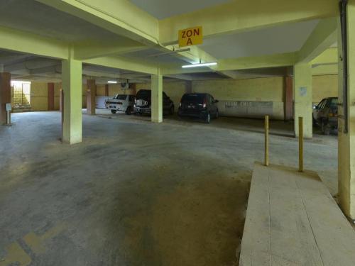 an empty parking garage with cars parked in it at OYO 44123 Hotel Al-Saif in Kuala Kerai