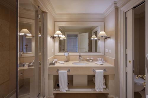 Ein Badezimmer in der Unterkunft Resort Collina d'Oro - Hotel, Residence & Spa