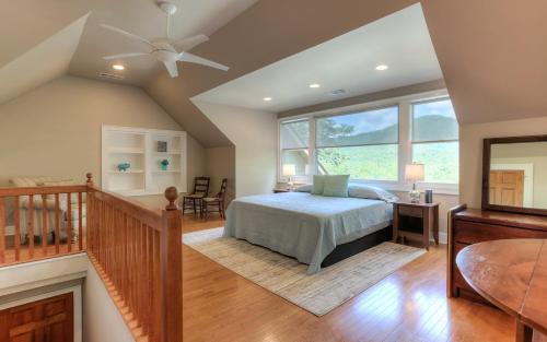 Katil atau katil-katil dalam bilik di Field of Stars - Custom finishes gorgeous lake views games more