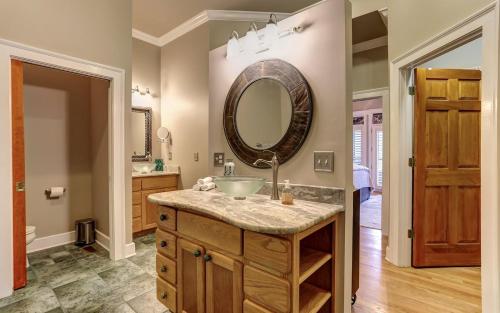 Bilik mandi di Field of Stars - Custom finishes gorgeous lake views games more