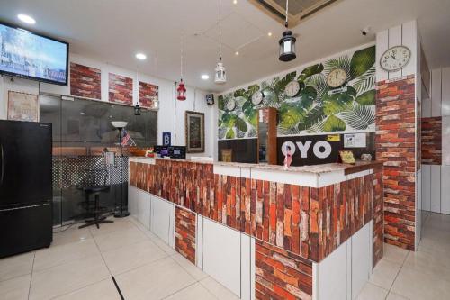 a restaurant with a counter with a tv on the wall at OYO 90106 Sindbad Hotel in Kuala Lumpur