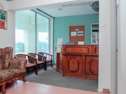 a room with chairs and a desk and a mirror at OYO 90120 MI Hotel Dungun in Dungun