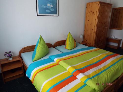 Postel nebo postele na pokoji v ubytování Hotel Pension zur Tanne