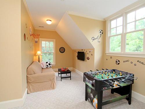 Bilik permainan di Tippy Canoe Lodge - Relax by the fireplace or play ping pong and foosball