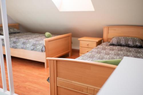 Postel nebo postele na pokoji v ubytování Viesu nams Kāpsargi