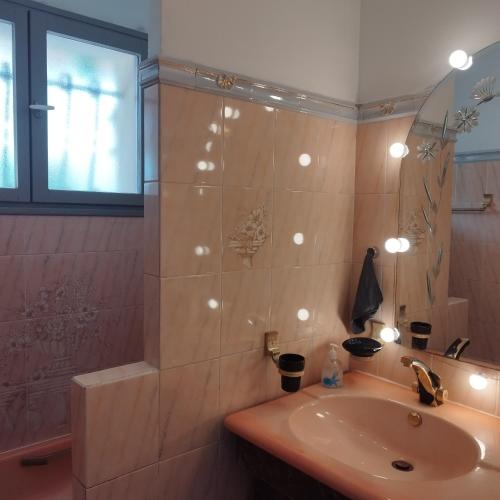 une salle de bain avec un lavabo et une douche dans l'établissement Maison Villa d'exception meublée piscine privée & cheminée a 2min plage et commerces, à Marseillan