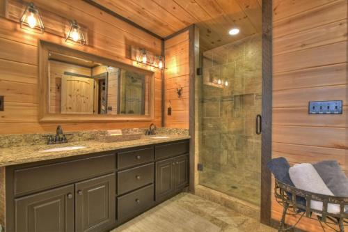 Ένα μπάνιο στο Skyfall Sweeping mountain views gas fireplace hot tub