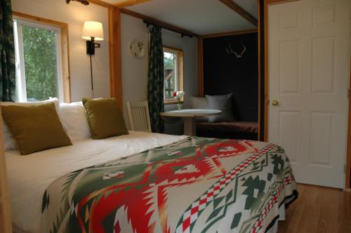 Un pat sau paturi într-o cameră la Gurus Of Gravel Bike Retreat Guest Cabin