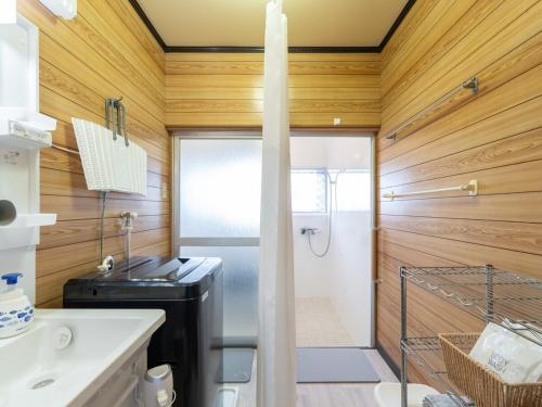 Family-Friendly Villa with BBQ, Baby Gear, Free Parking, 8min to Subway