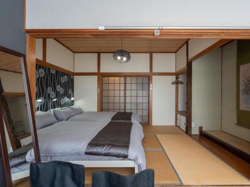 Family-Friendly Villa with BBQ, Baby Gear, Free Parking, 8min to Subway