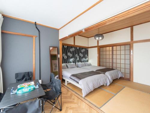 Family-Friendly Villa with BBQ, Baby Gear, Free Parking, 8min to Subway