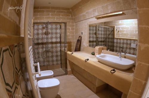 グラヴィーナ・イン・プーリアにあるDomus Decclesiisのバスルーム(洗面台、トイレ付)