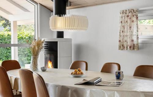 HalsにあるBeautiful Home In Hals With Saunaのギャラリーの写真