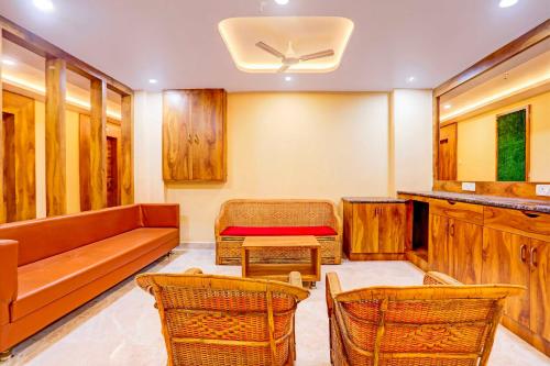 a living room with a couch and chairs at Townhouse Oak City Centre Dhanbad in Dhanbād